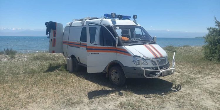 Ысык-Көлдө чөгүп кеткен 4 жаштагы кыздын жакындары «суучулдар келбей жатат» дешет. ӨКМ бул боюнча эмне дейт? (видео)