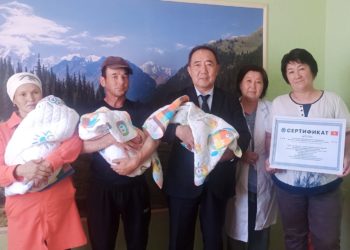 Тоң районундагы 3 эм төрөлгөн үй-бүлөгө Балыкчыдан батир берилди