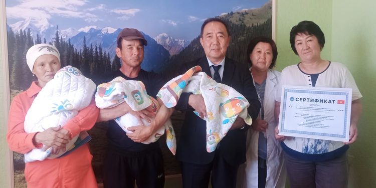 Тоң районундагы 3 эм төрөлгөн үй-бүлөгө Балыкчыдан батир берилди