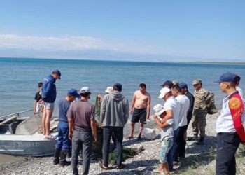 Күбө Ысык-Көлдө сууга чөккөн 4 жашар кызды шамал айдап кеткенин айтты