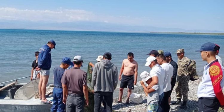 Күбө Ысык-Көлдө сууга чөккөн 4 жашар кызды шамал айдап кеткенин айтты