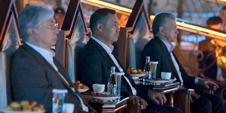 Чолпон-Атада Касым-Жомарт Токаев жана Шавкат Мирзиёевге театралдаштырылган оюн көрсөтүлдү (фото)