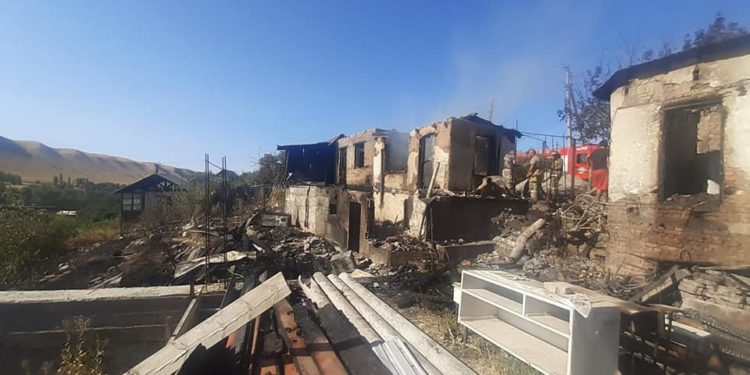 «Эски кийимдерин өрттөп…» Чүйдө жанаша жайгашкан 4 дача өрттөндү (сүрөт)