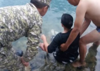 Балыкчы шаарында 4 жаштагы чөккөн кызды издеп жаткан суучулдар 16 жаштагы кызды куткарып калышкан (видео)