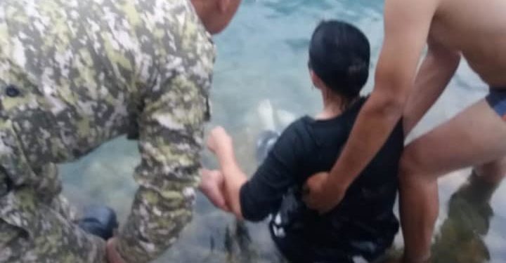 Балыкчы шаарында 4 жаштагы чөккөн кызды издеп жаткан суучулдар 16 жаштагы кызды куткарып калышкан (видео)