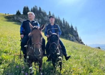 Садыр Жапаров Камчыбек Ташиев менен туулуп-өскөн айылы Кең-Сууда түшкөн сүрөттөрүн жарыялады