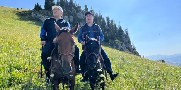 Садыр Жапаров Камчыбек Ташиев менен туулуп-өскөн айылы Кең-Сууда түшкөн сүрөттөрүн жарыялады