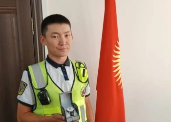 Темир жолдо жаранды поезддин астынан куткарып калган кызматкер саат менен сыйланды (фото, видео)