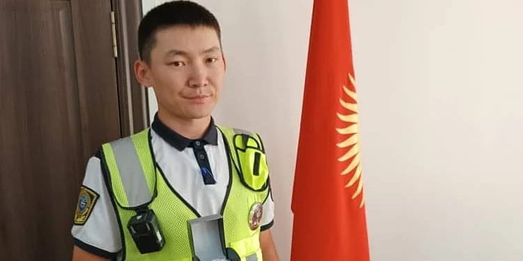 Темир жолдо жаранды поезддин астынан куткарып калган кызматкер саат менен сыйланды (фото, видео)