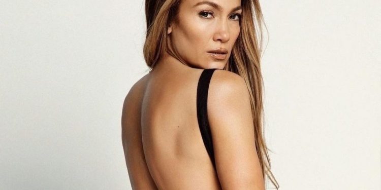 53 жаштагы Женнифер Лопестин жарым жылаңач дене мүчөсү көпчүлүктү суктантты (видео)