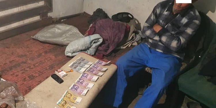 Сүлүктү шаарында жардыруучу заттарды сактап жүргөн 61 жаштагы жаран кармалды (фото)