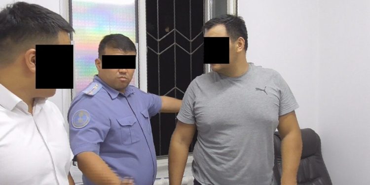 Ленин РИИБдин кызматкерлери чет элдик жарандан 2000 доллар талап кылганга шектелип кармалышты (видео)