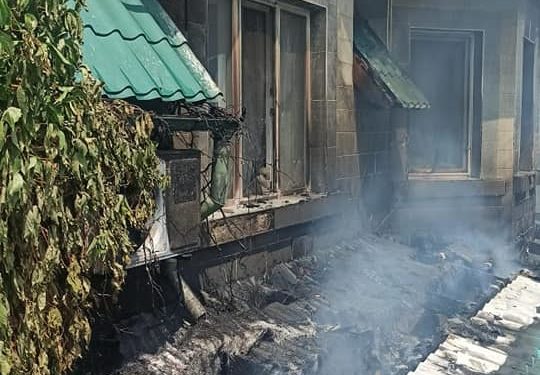 Бишкектеги турак үйдөн чыккан өрт өчүрүлдү. Жабыркагандар жок (видео)