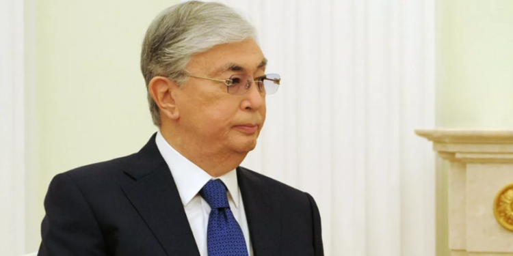 «Дүкөндөрдөгү абал — уят!» Токаев кумшекердин тартыштыгына жол берген министрлерге сөгүш жарыялады