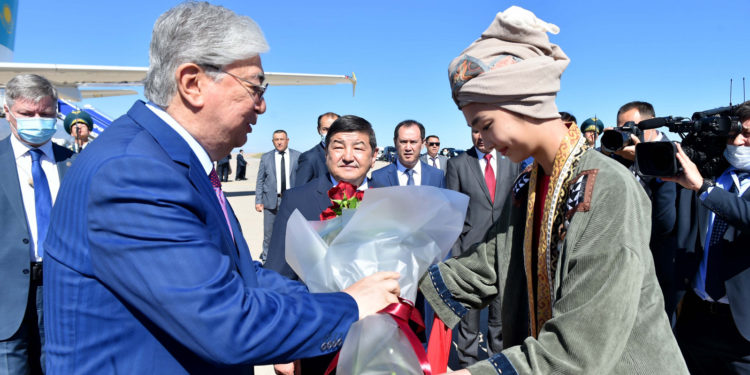 Кыргызстанга Казакстандын президенти келди