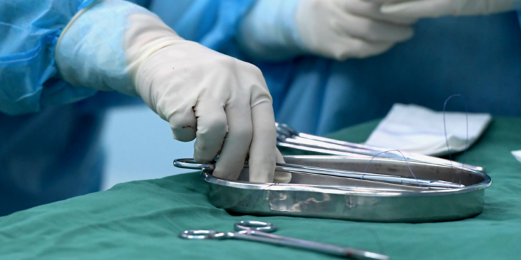 Нарында медайым антисептик сайып алган келиндин окуясы. Эжеси келиндин жатынын алып салышканын айтты