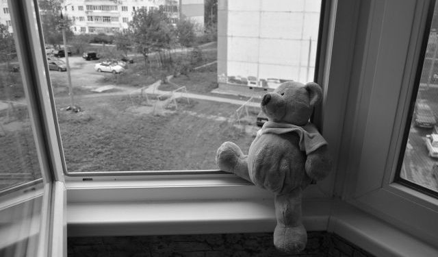 Чүйдө 14 жаштагы кыз салынып жаткан көп кабаттуу үйдөн кулап, көз жумду