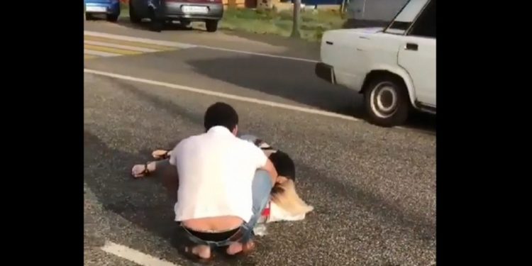 Бишкекте айдоочу жөө жүргүнчү өтчү жолдон кызды сүзүп кетти