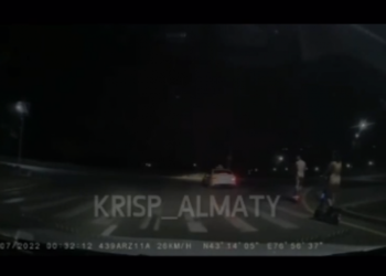 Алматыда жылаңач самокат тээп жүргөндөр адамдардын видеосу тарады (видео)