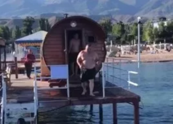 «Тартпа!» Балбак Түлөбаевдин көл жээгиндеги мончодон чыккан видеосу талкууга түштү (видео)