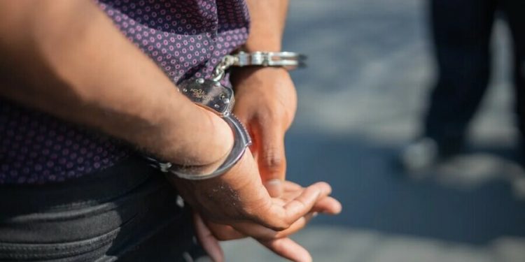 Караколдо жаш жигит милицияга сабалган, кийими жок абалда барган. Шектүүлөрдүн арасында аял киши бар