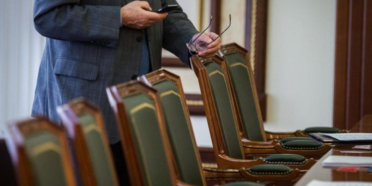 5 жылдан ашык иштеген мектеп директорлору ээлеген кызматынан бошотулат. Жарлыкка кол коюлду