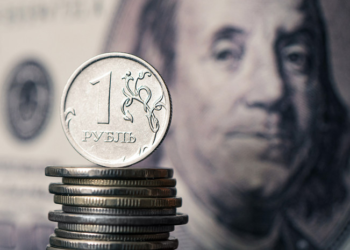 Бишкекте рублдун баасы тездик менен түшүп, АКШ доллары өсүүдө