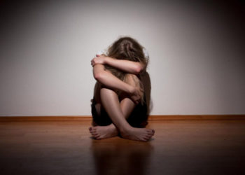 Бишкекте аял кызынын зордукталганын айткан. Шектүү кармалды