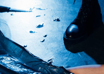 «Кесилген буттарына чака көмкөрүп койгон». Орусияда майып адамды өлтүрүүгө шектүү кармалды