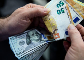 Евронун курсу доллардын курсу менен 20 жылдан бери биринчи жолу теңделди