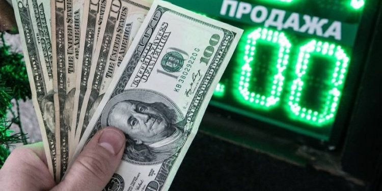 Банктарда накталай доллар жок же аларды сатып алууга чектөөлөр болуп жатканы маалым болду