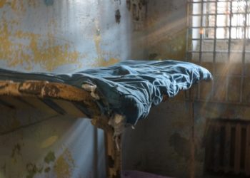«Кылмышты боюнда бар аялы кылган деп…» Жалал-Абадда өгөй кызынын өлүмүнө шектелген жаран 15 жылга кесилди