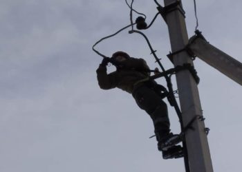 Кант шаарында оор жүк ташуучу унаа мамыдагы электрикти сүйрөп кетип, электрик каза болду