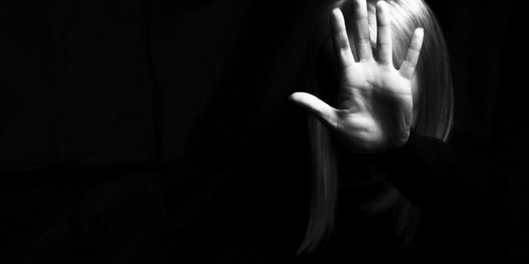 Караколдо студент келиндин күйөөсү тарабынан сабалганы айтылган. Милиция маалыматты четке какты