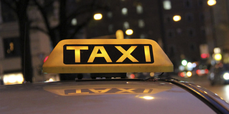 Чүйдө келин төрөтканага жетпей таксиде көз жарып, төрөтүн кайненеси кабыл алган