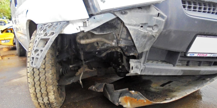 Чүйдө эки унаа сүзүшүп, 28 жаштагы келин менен 22 жаштагы жигит унаага кыпчылып калган