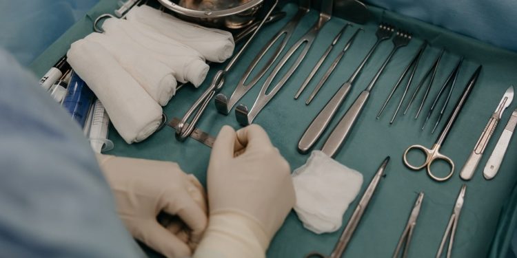 «Аппендицит жарылып, ириң толуп кеткен». Ошто 7 жаштагы кыздын өлүмү боюнча 14 адам суралды