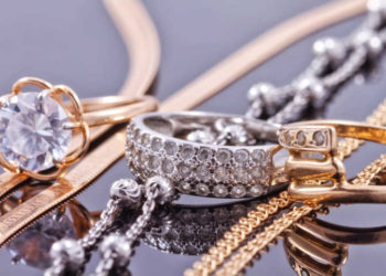 Бишкекте чет өлкөлүккө күч колдонуп, бриллиант чынжырчасы менен акчасын тартып алган шектүүлөр кармалды (видео)