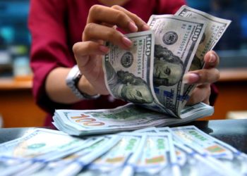 Банктар которууларды стендде көрсөтүлгөн курс боюнча конвертациялоого милдеттүү