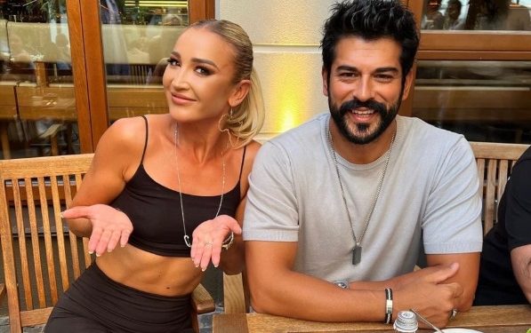 Түркиялык актёр Бурак Озчивит Москвага келип, күйөрмандарын чууга салды (видео)