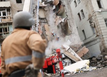 Украинанын Часов Яр шаарындагы көп кабаттуу турак үйгө ракета түшүп, 19 киши каза болду