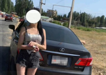 Чолпон-Атада жүрүп бара жаткан унаанын айнегинен белине чейин чыгып алган кызга айып салынды