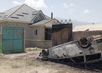 Нарында жер талаштан чыккан чыр. Тургундар ок чыгарган жарандын айылдан көчүп кетүүсүн талап кылышууда