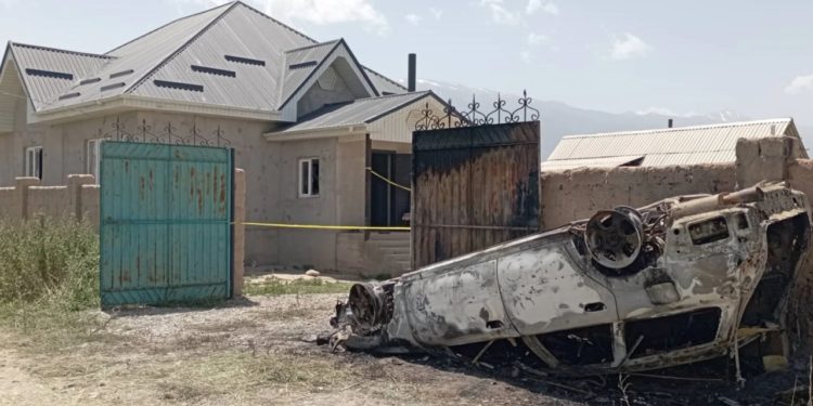 Нарында жер талаштан чыккан чыр. Тургундар ок чыгарган жарандын айылдан көчүп кетүүсүн талап кылышууда