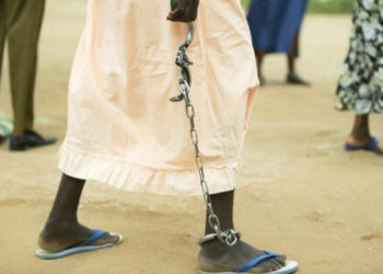 Суданда күйөөсүнүн көзүнө чөп салууга шектелген аялды таш бараңга алуу чечими чыкты