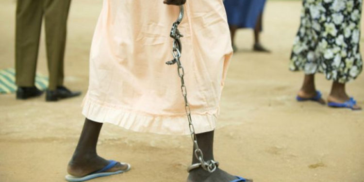 Суданда күйөөсүнүн көзүнө чөп салууга шектелген аялды таш бараңга алуу чечими чыкты