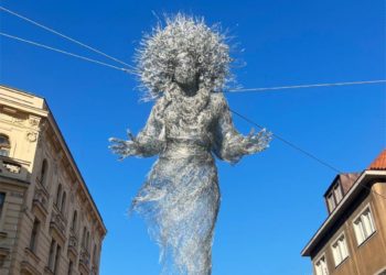 Прагада жүрөктүн үшүн алган скульптура орнотулду (сүрөт)