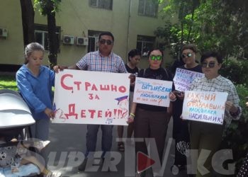 Бишкекте колдон колго өтүп зордукталган өспүрүм. Райондук соттун алдында митинг өтүп жатат (сүрөт)