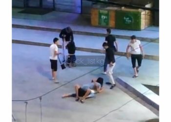 Бишкекте сабалган жигитти коргоо үчүн кыз үстүнө жатып алган. Милиция шектүүлөрдү издөөдө (видео)