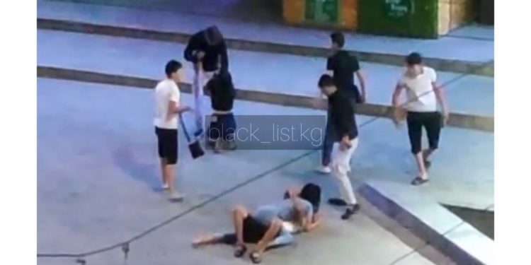 Бишкекте сабалган жигитти коргоо үчүн кыз үстүнө жатып алган. Милиция шектүүлөрдү издөөдө (видео)